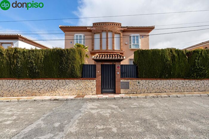 Casa de 4 habitaciones en venta en Cúllar Vega, Granada