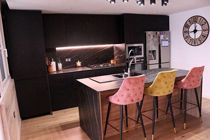 Casas en venta y pisos alquiler - 3
