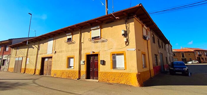 Villares de Órbigo, León: Casa en venta de 4 habitaciones