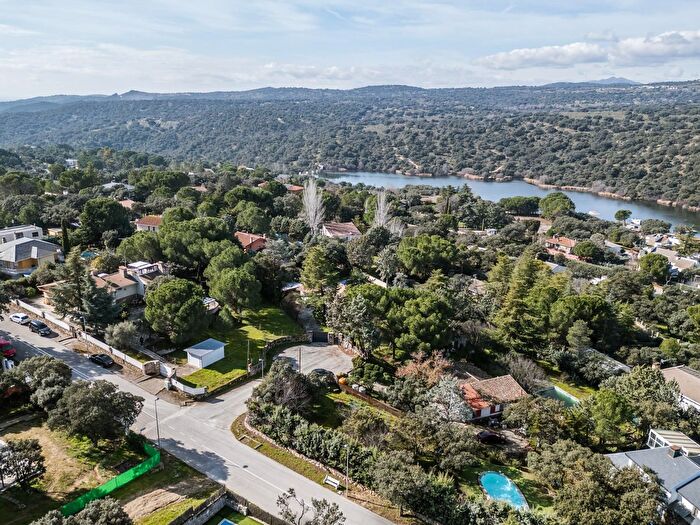 Casa en venta de 4 habitaciones: Cerro Alarcón, Valdemorillo