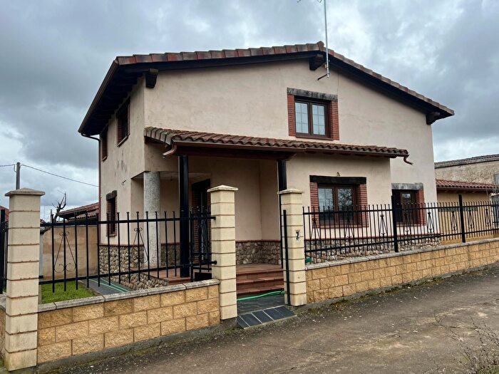 Chozas de Abajo, León: Casa en venta de 4 habitaciones