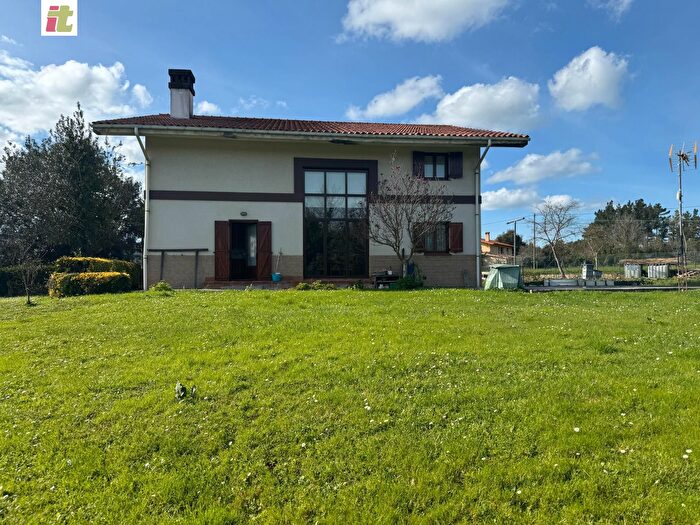 Casa de 4 habitaciones en venta en Urduliz, Bizkaia
