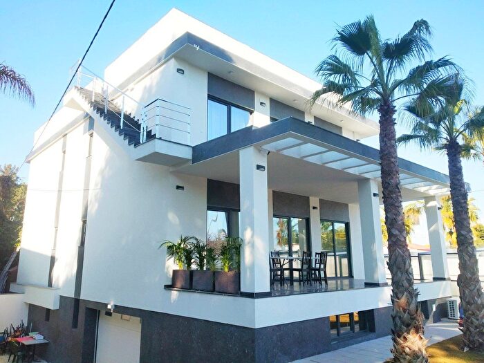 Casa en venta de 6 habitaciones en Garbinet Vistahermosa, Vistahermosa