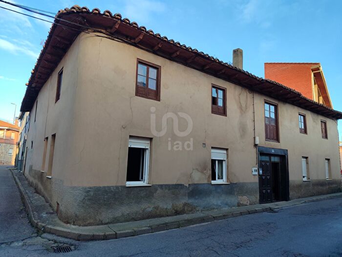 Llamas de la Ribera, León: Casa en venta de 6 habitaciones
