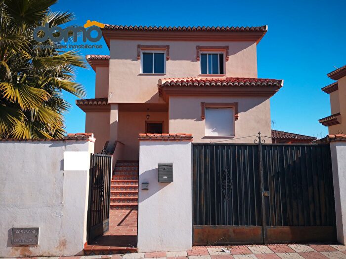 Casa en venta de 3 habitaciones: Cúllar Vega, Granada