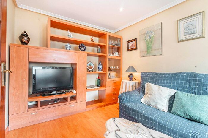 Casas en venta y pisos alquiler - 3