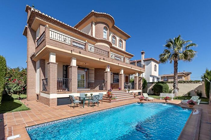 Casa en venta de 6 habitaciones: Cúllar Vega, Granada