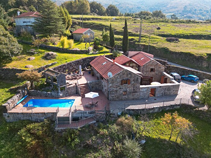 Casa de 4 habitaciones en venta en Covelo, Pontevedra