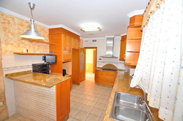 Casas en venta y pisos alquiler - 3