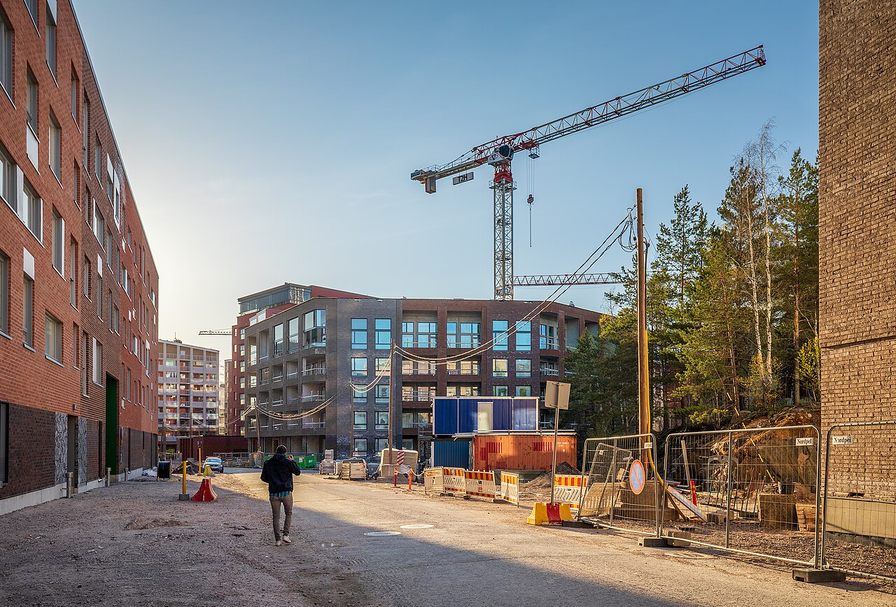 Bloques de viviendas en construcción con grúa torre en un nuevo barrio residencial