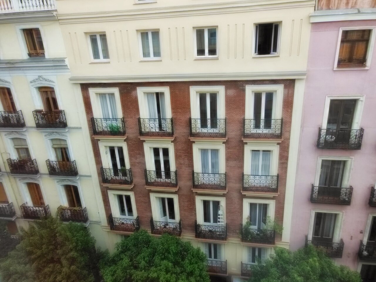 Fachadas de edificios de viviendas con balcones de forja en el centro de Madrid