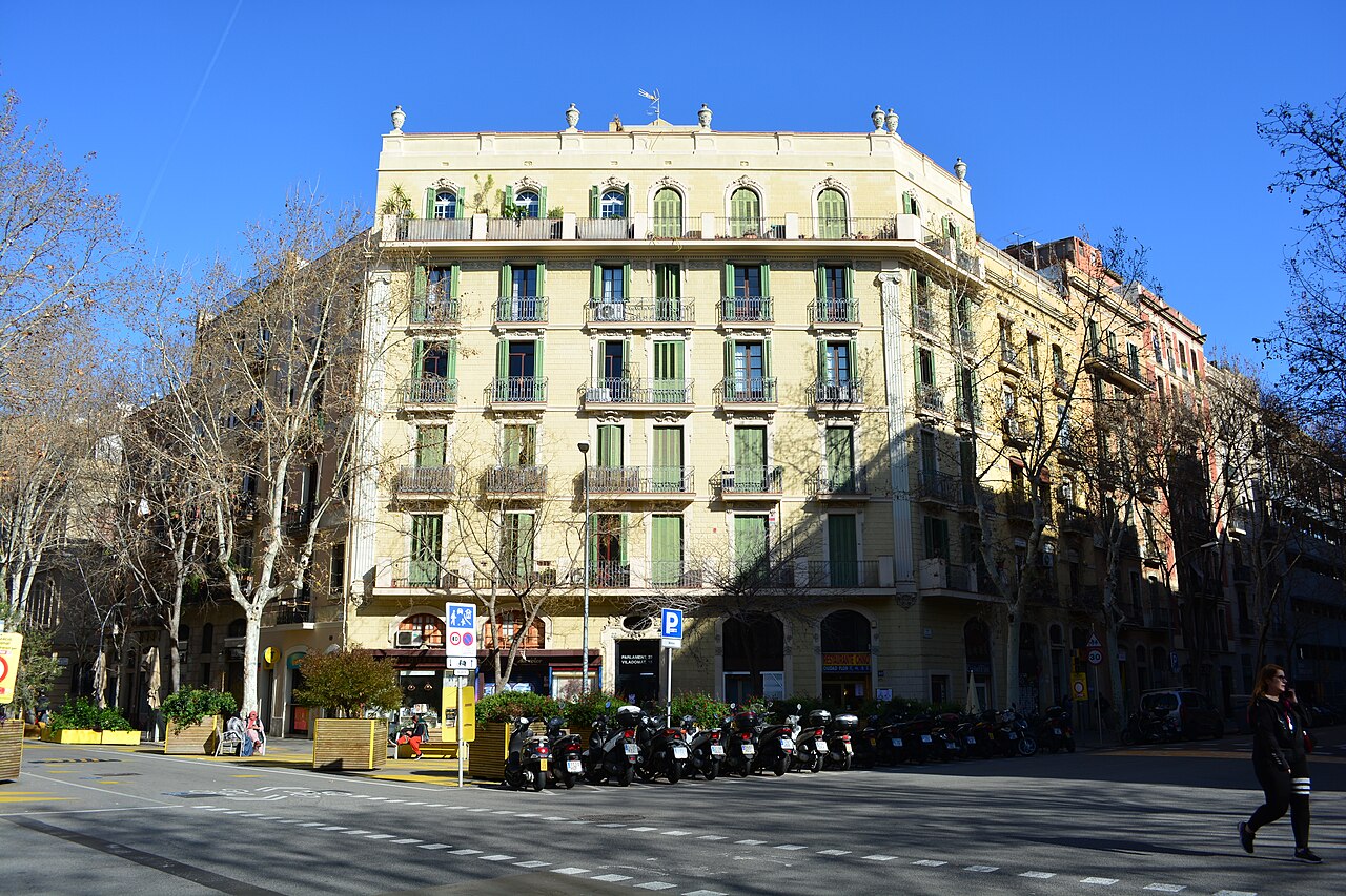 Edificio señorial en una esquina achaflanada del Eixample de Barcelona