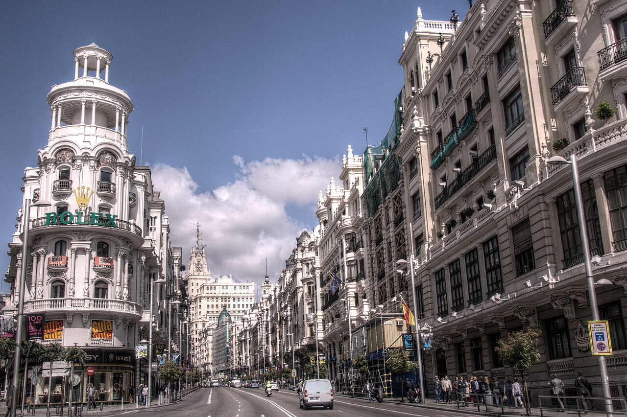 Edificios históricos de la Gran Vía de Madrid con el edificio Grassy en la esquina