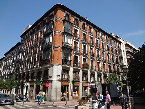 Edificio de viviendas de ladrillo con miradores en una esquina del barrio de Salamanca, Madrid