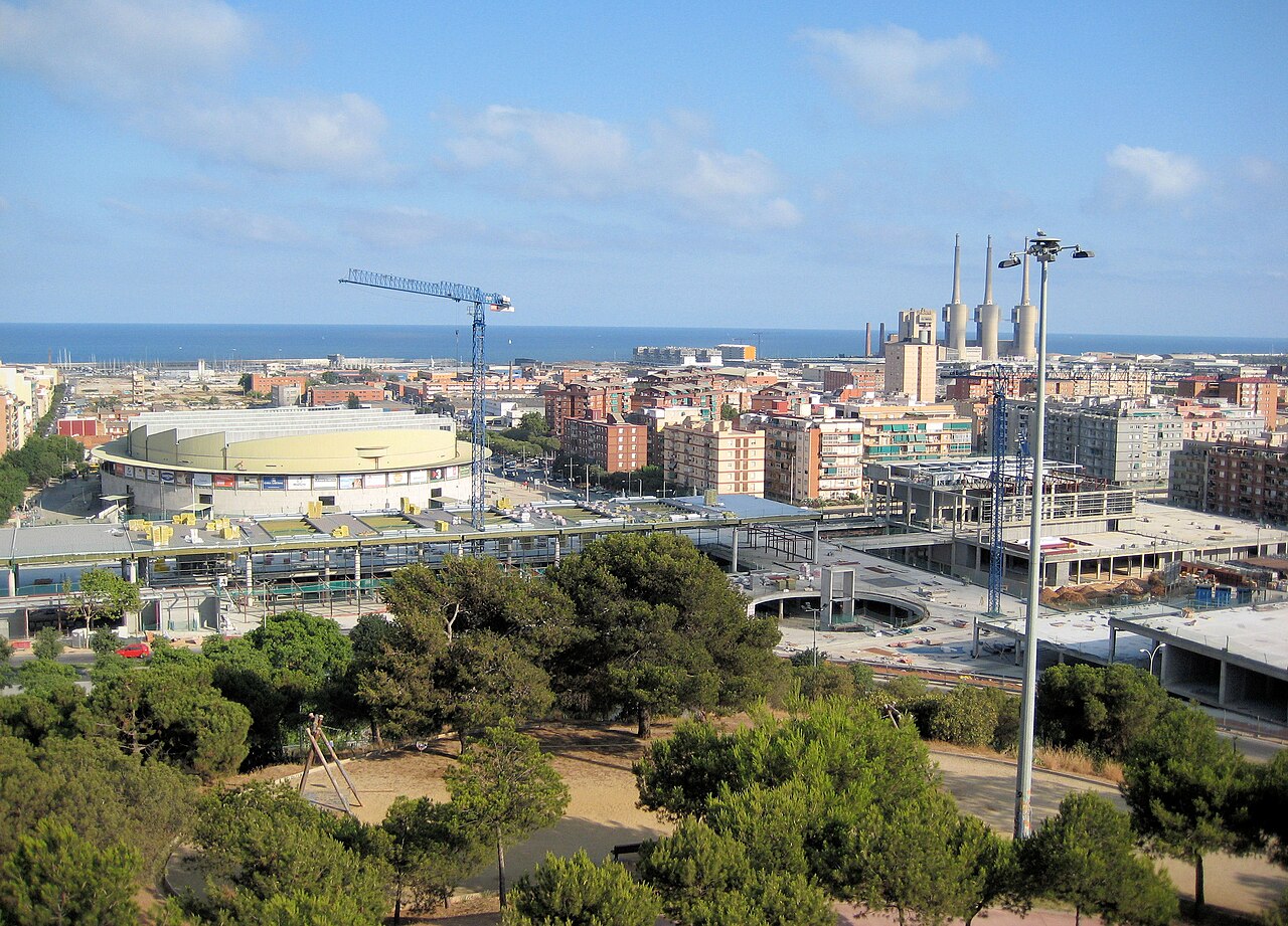Vista de Badalona con el Palau Olímpic, los bloques de viviendas y el mar al fondo