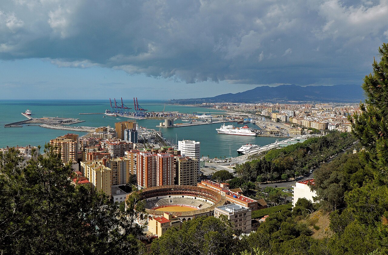 Vista del puerto, la plaza de toros de La Malagueta y la ciudad de Málaga desde Gibralfaro