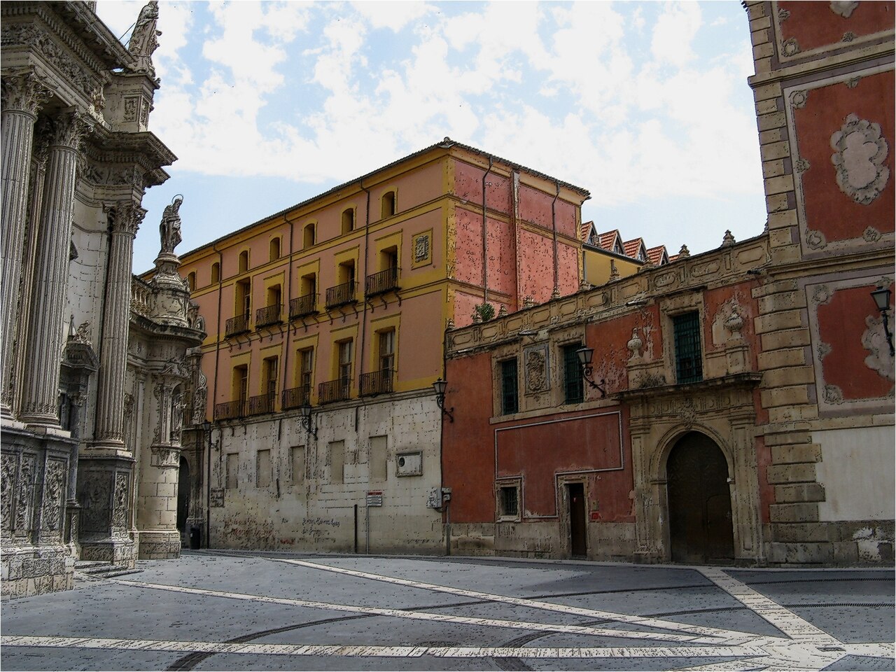 Plaza del Cardenal Belluga junto a la catedral de Murcia, con el Palacio Episcopal y edificios del centro histórico