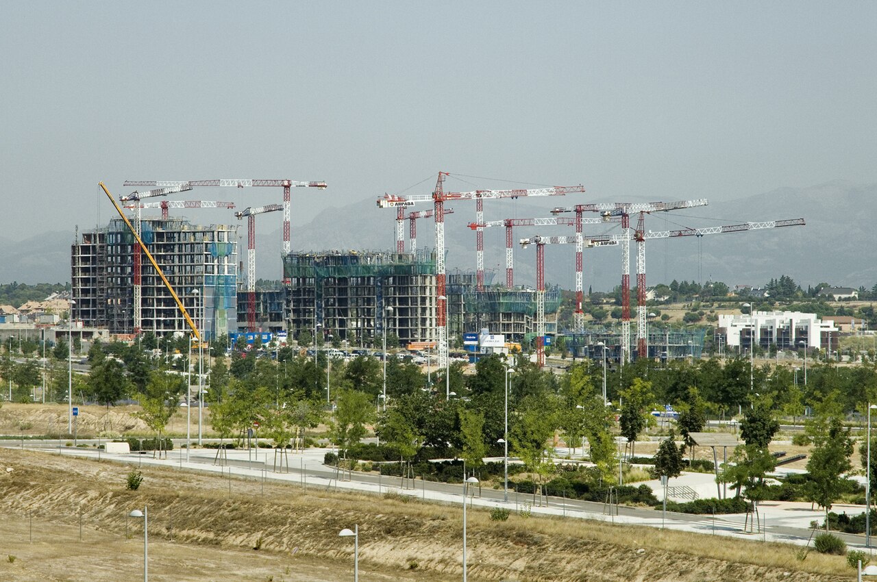 Bloques de viviendas de obra nueva en construcción con numerosas grúas en Valdebebas, Madrid