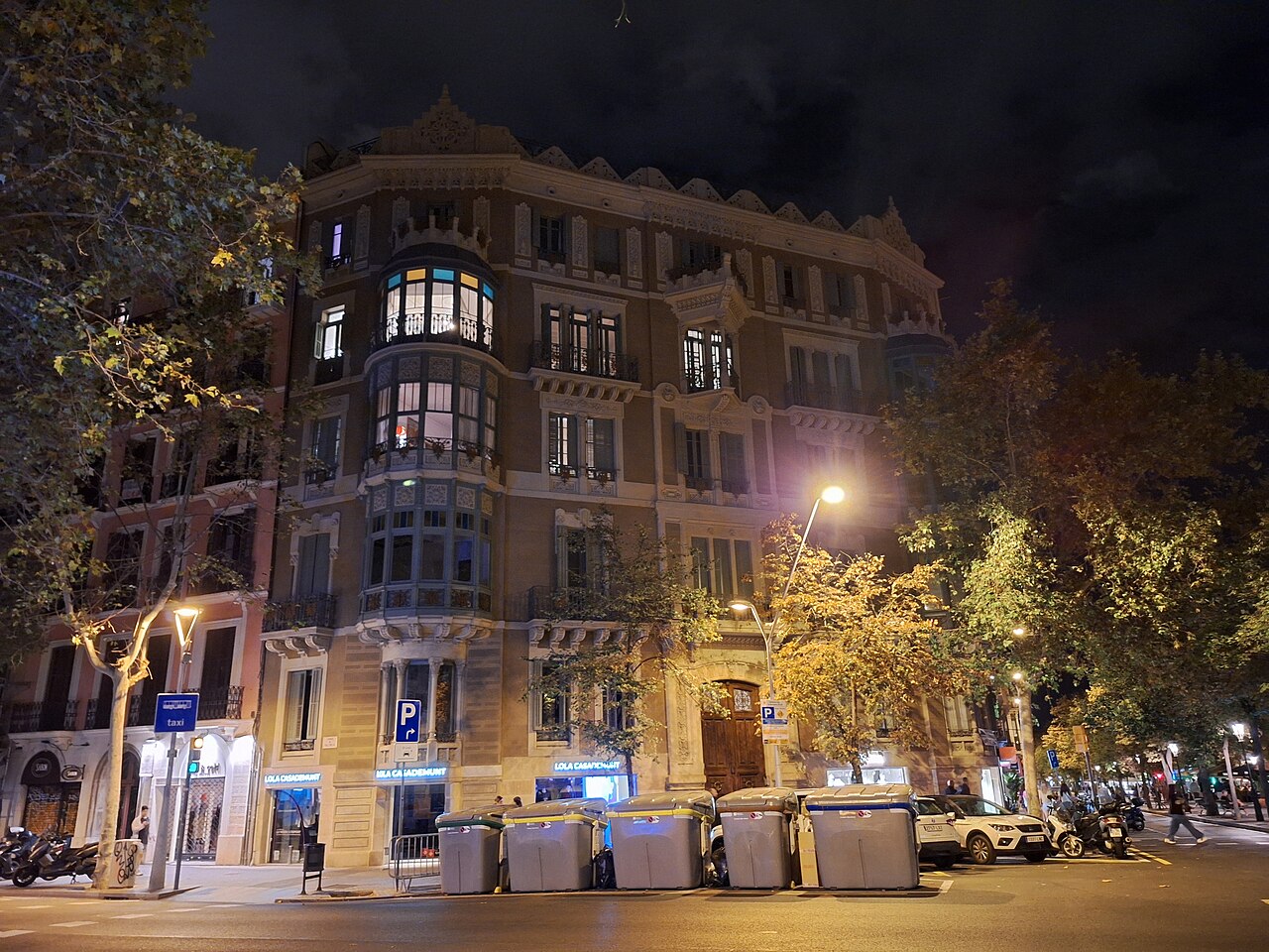 Edificio de viviendas antiguo en una esquina del Eixample de Barcelona, de noche