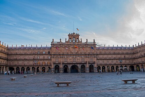 Plaza Mayor de Salamanca con la fachada del Ayuntamiento y los edificios porticados de viviendas al atardecer