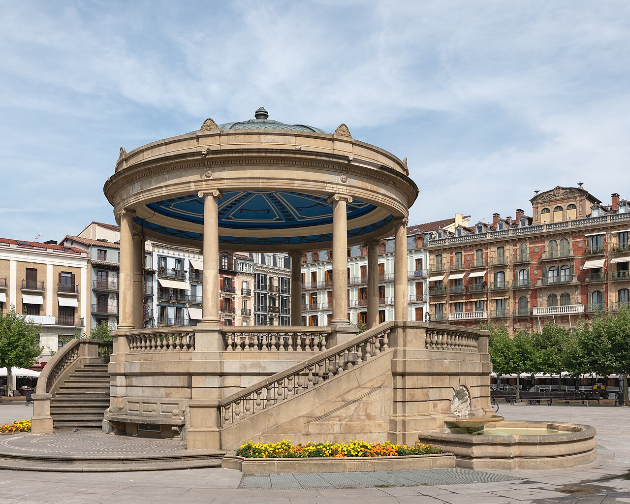 Quiosco de música de la plaza del Castillo de Pamplona rodeado de fachadas con balcones