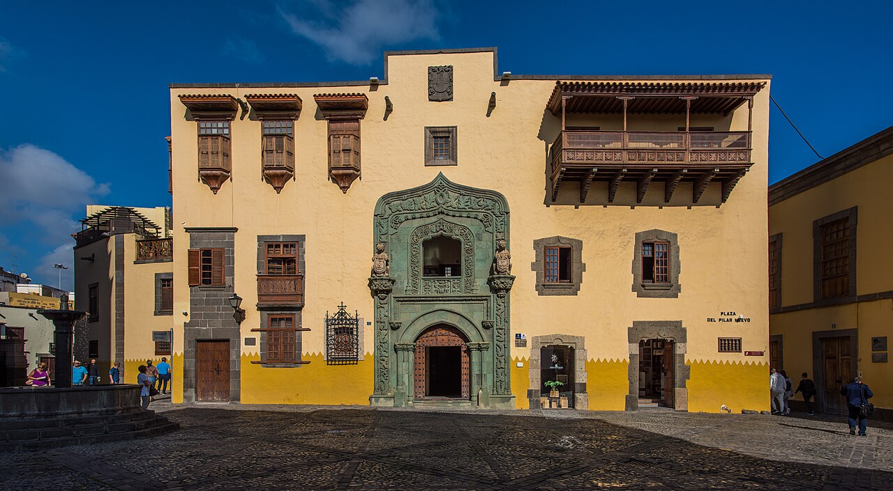 Casa de Colón con sus balcones de madera en el barrio de Vegueta, Las Palmas de Gran Canaria