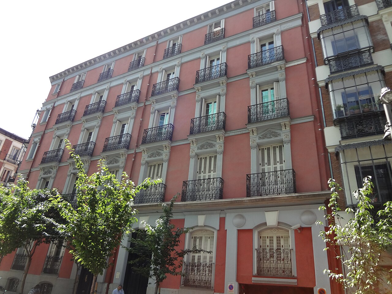 Edificio residencial de ladrillo rojo con balcones de forja en el barrio de Salamanca, Madrid