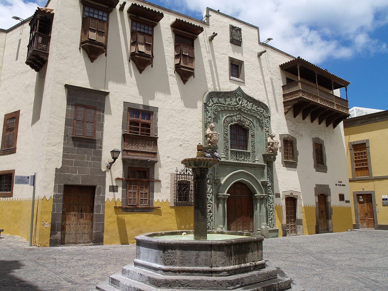 Casa de Colón con sus balcones de madera y fuente en el barrio de Vegueta, en Las Palmas de Gran Canaria