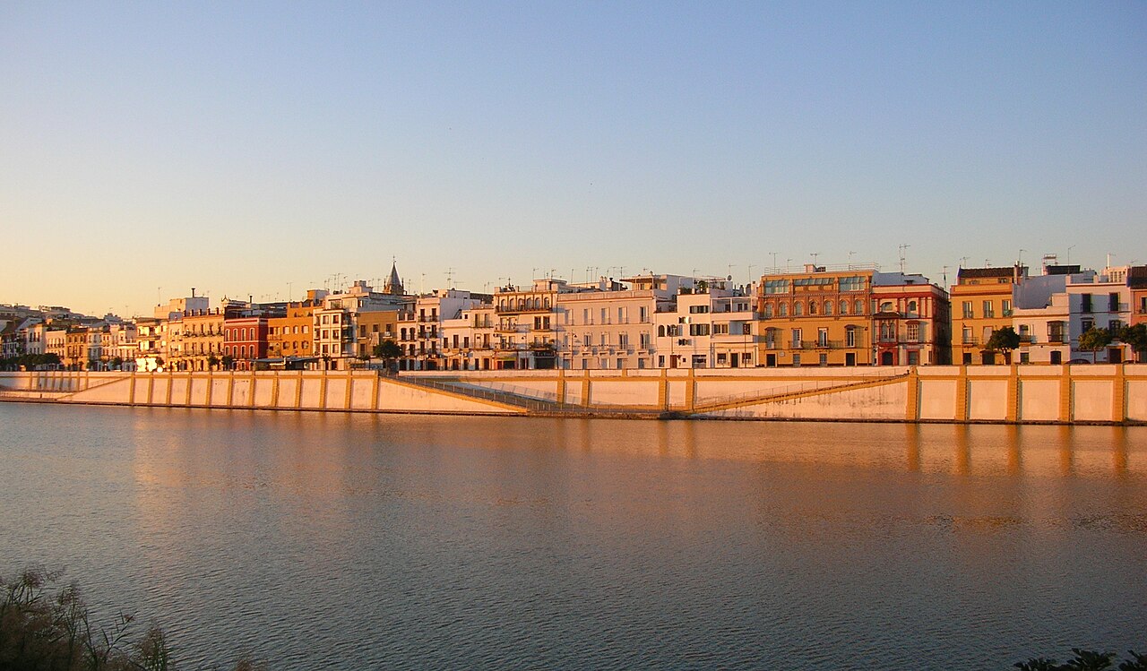Fachadas de colores de la calle Betis, en el barrio de Triana, junto al Guadalquivir en Sevilla al atardecer