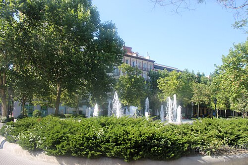 Fuentes, jardines y edificios residenciales en la plaza de Chamberí, en Madrid