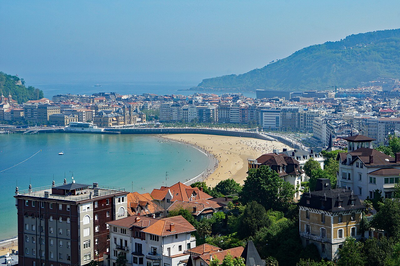 Vista de la bahía de La Concha y los edificios de viviendas de San Sebastián desde la ladera de Igueldo