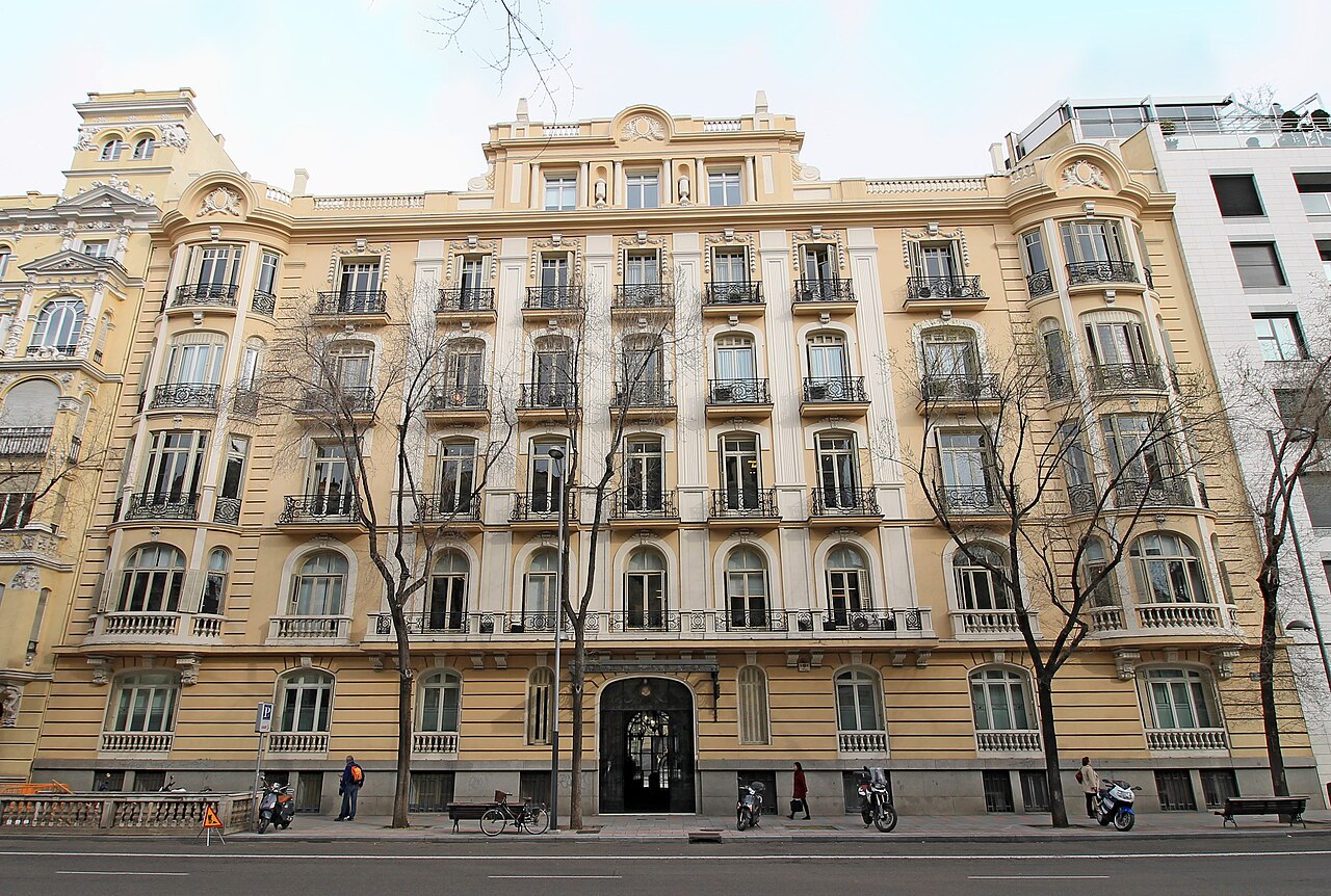 Fachada de un edificio de pisos señorial con balcones en Madrid
