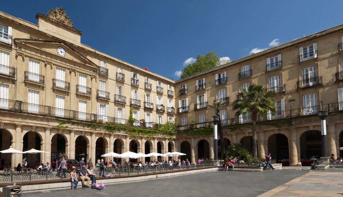 Plaza Nueva de Bilbao con sus edificios porticados de viviendas y balcones de forja en el Casco Viejo